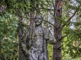 Памятник Ленину переоборудовали в писсуар