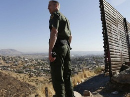 Мигрант на границе США с Мексикой ловко перескочил стену и стал мемом