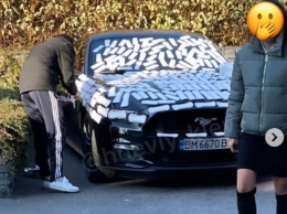 В Киеве Ford Mustang оклеили женскими прокладками (фото) | ТопЖыр