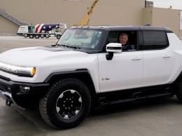 Байден провел "тест-драйв" электропикапа Hummer