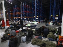 Беларусь переместила мигрантов в логистический центр