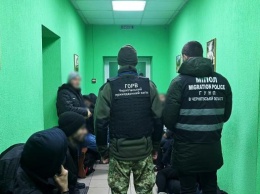 Пограничники не пустили группу мигрантов из Беларуси в Украину (ВИДЕО)