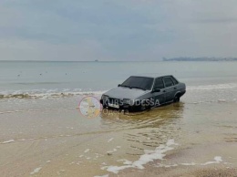 В Одессе наглый автолюбитель заехал прямо в море