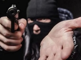 В АНД районе Днепра мужчина, угрожая пистолетом, совершил разбойное нападение на СТО