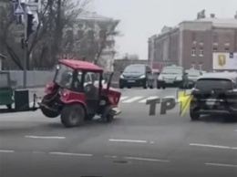 В Харькове трактор на ходу "потерял" колесо, но водитель не растерялся: появилось эпичное видео