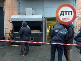 В Киеве на мебельном предприятии станком убило двух рабочих. 18+