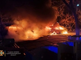В Каменском в городском дворе сгорели два автомобиля