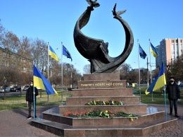 В день достоинства и свободы в Николаеве возложили цветы к памятнику Героев Небесной Сотни