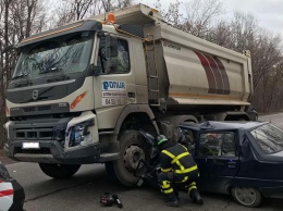 В Кривом Роге грузовой Volvo наехал на ЗАЗ-Таврию: погибшего водителя доставали спасaтели