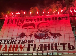 На Майдане растянули баннер против Зеленского и Ермака