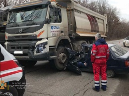 В Кривом Роге грузовик буквально раздавил "Таврию"