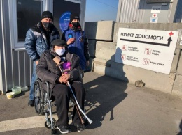 На КПВВ «Станица Луганская» пенсионерам выдадут смартфоны и установят приложение «Вдома»: кому будут помогать