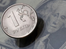 Российский рубль ослаб к доллару до уровня августовских показателей