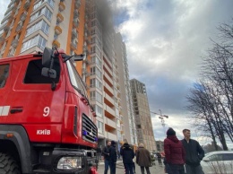 Фотографии спасателей во время пожара на Нивках умилили киевлян