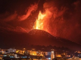 Извержение вулкана на Канарах: лава хлынула в океан (видео)