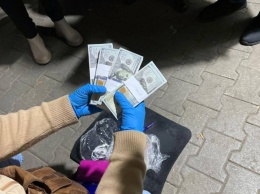 Мошенница-рецидивистка пыталась выманить крупную сумму у находящегося под следствием экс-главы одесской областной прокуратуры