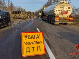 В Днепропетровской области на трассе перевернулась фура: проезд затруднен