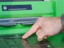 Названы основные правила снятия наличных с банковской карты в банкомате