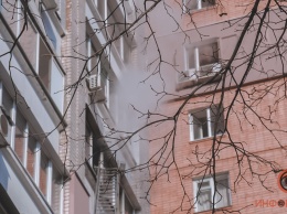 В Днепре горела квартира на Тополе: есть пострадавшие
