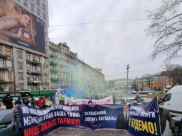 В Киеве колонна митингующих идет к Кабмину