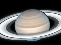 Неожиданный ракурс. Орбитальный аппарат NASA сделал снимки Сатурна с орбиты Луны