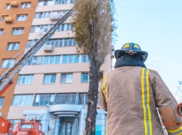 В Днепре на Слобожанском проспекте горела крыша девятиэтажного дома: подробности