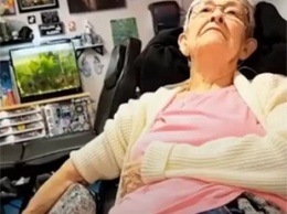 82-летняя бабушка сделала татуировку в прямом эфире TikTok