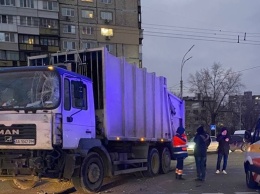В Киеве мусоровоз протаранил "скорую", госпитализирован медик