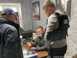 Вытащили мужчин из автомобиля и вымогали 170 тыс. грн: двум одесских полицейским вручили подозрения