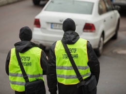 Сколько на самом деле зарабатывают инспекторы по парковке в Киеве