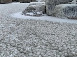 Природный феномен. В Канаде озеро покрылось ледяной галькой (ФОТО, ВИДЕО)