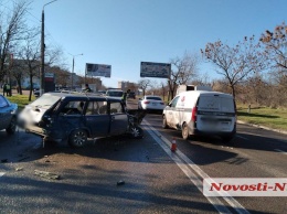В Николаеве тройное ДТП: водитель одной из машин вылетел через ветровое стекло