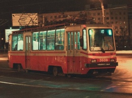В Одессе неизвестные разбили окно трамвая банкой из-под Nutella: пострадал человек