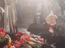 В Киеве пенсионер ел хлеб с мемориала Голодомора (видео)