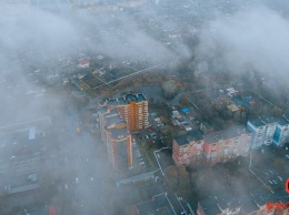 Словно облака опустились: в Днепр пришел туманный закат