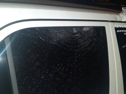 В Днепре водителя Mercedes подрезали и разбили стекло его машины бутылкой