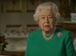 Королева Елизавета II не слушает врачей. Она пошла на крестины внуков. Есть первые фото после болезни