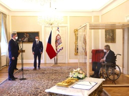 Президент Чехии назначил нового премьера, находясь в стеклянной клетке