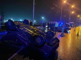 В Мариуполе на аварийной улице Набережной перевернулся автомобиль такси,- ФОТО