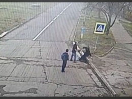 В центре города на Николаевщине отморозок ногами избил женщину (ВИДЕО)