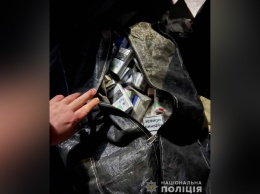 Вынесли 10 тысяч гривен и тысячу пачек сигарет: в Днепре трое мужчин ограбили магазин