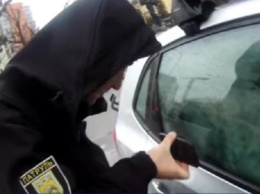 Во Львове полицейские отвлекали мультиками закрытого в авто ребенка