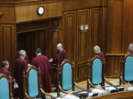 Конституционный суд отказался приводить к присяге новых судей, которых недавно назначил Зеленский