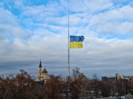 Фотофакт: Из-за сильного ветра в Харькове пришлось приспустить флаг Украины на самом высоком флагштоке