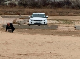 Под Севастополем водитель Range Rover решил сэкономить и набрать песка с пляжа