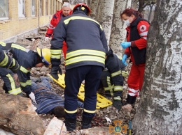 В Запорожье обрушился балкон заброшенного здания - обломками зажало мужчину