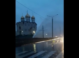 В Харькове из-под земли забил мощный фонтан