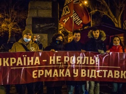 Украина - не рояль: возле памятника Кобзарю собирали подписи за отставку Ермака