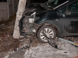 Дорога покрылась коркой льда: в Днепре на Криворожской Toyota вылетела на обочину и врезалась в электроопору