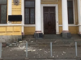 С фасада музея Яворницкого в Днепре падают кирпичи
